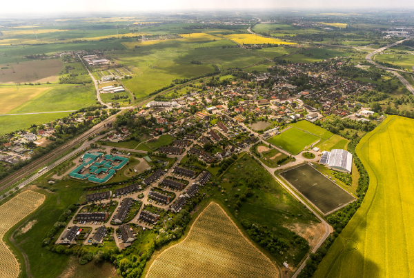 Luftbild_Gemeinde_Sportplatz_Wohngebiet.jpg