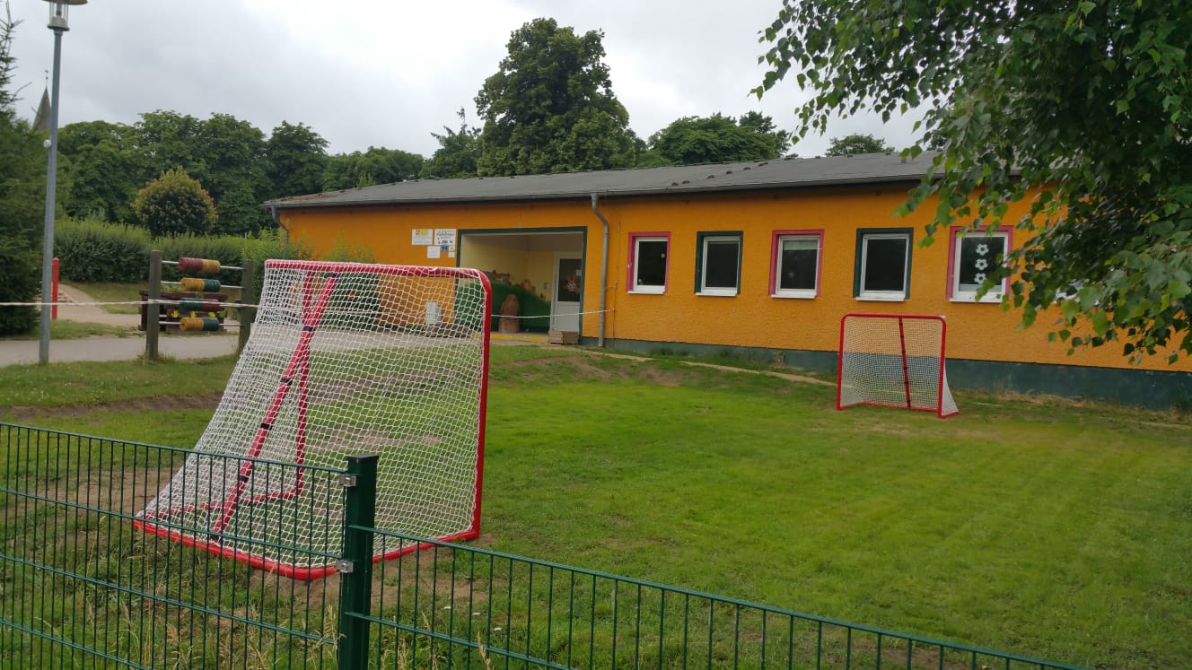 Kitagebäude mit Fußballplatz.JPG